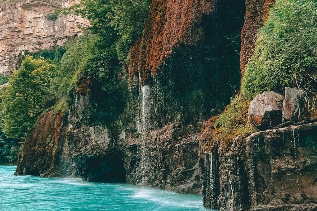 Плачущие скалы на Сулакском каньоне